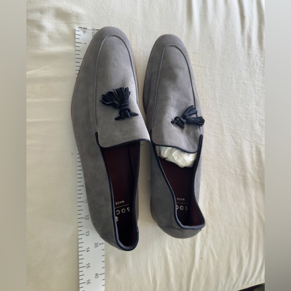 NEVER WORN: Men’s suede loafers